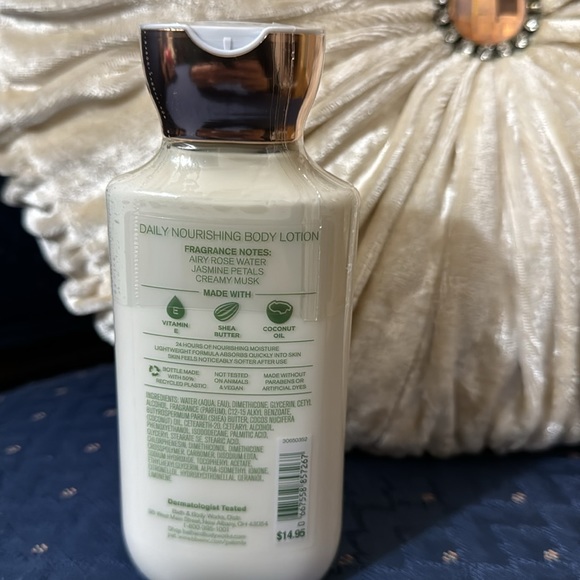 BATH & BODY WORKS SET. . . ROSE SCENT - Picture 6 of 6